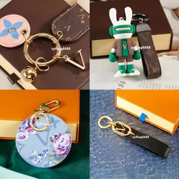 2024 Luxury Designer Keychain High utseende Silikon Rabbit Pendant Wind Car Keychain Pendant samma stil Pargåva för män och kvinnor