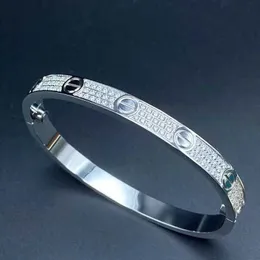 Cartão C Bracelete de parafuso de estrela do céu completo Três fileiras de líquido vermelho não desbotamento Valor da face brilhante Luz de luxo versátil e avançada