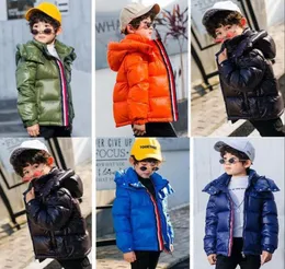 2020 varma märkesvaror Donw Nylon Jacket Designer Boy Girl Zipper Front Stängning Vinter Kort huva Outwear Down Coat3243252