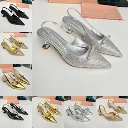 Sandálias de design de luxo elegantes sandálias de luxo mulheres enfeites de stromestone pontas pontuadas dicas de dedo dedo slingbacks casuais decorações de arco de couro sapatos de festa size35-42