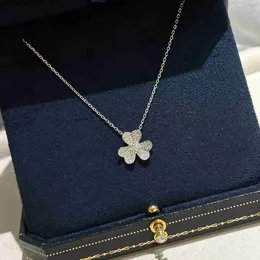 Versione alta Originale 1To1 Necklace marchio S925 Sterling Silver Clover Necklace Full Diamond Collana Pendant Luce Luxuria Designer Copertina di girocollo di alta qualità Collana