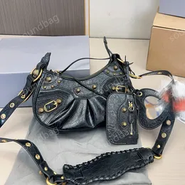 Balencc: سلسلة Moto Bag الجديدة الأيقونية ، نمط Balencgaga Edgy Street مع حزام مضفر قابل للتعديل ، حامل بطاقة جلدية ، مرآة على شكل قلب - خيارات حمل متعددة الاستخدامات