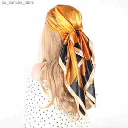 Sciarpe da 90x90 cm testa di seta Scarf Donne nere fiori d'oro Stampa Capelli Scarve Foulard Femme Satin Kerchief Square Maestro Bandana240409