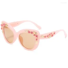 Solglasögon Kvinnlig blommor Decoration Frame Eyewear Barock Vintage Cat Eye Women Luxury Designer Sun Glasses Fashion Pink Shades