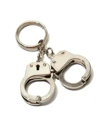 17 Handcuffs Keychain fashion keychains Collectable metal material Accessories chain pendant1673549