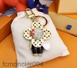 Anahtarlıklar kordonlar tasarım çantası cazibeleri lüks tasarımcı çiftler anahtar zinciri yeni ayçiçeği anahtar yüzük kolye sevimli panda tutucu moda aksesuarları kadınlar için pi4e