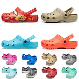 Partihandel klassiska Cros Sandals berömda designer kvinnor herr barn crocc cross-tie bilder plattform strandspänne charms tofflor charms röd blå svart vitrosa loafers