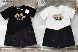 새로운 베이비 트랙 슈트 여름 짧은 슬리브 슈트 키즈 디자이너 옷 크기 100-150 cm 귀여운 작은 곰 패턴 티셔츠와 반바지 24APRIL