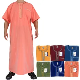 Manto masculino marroquino do Oriente Médio com pescoço redondo e mangas curtas, incluindo padrão de bordado