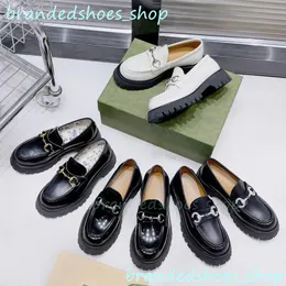 Kleiderschuhe Luxusdesignerin dicker Bodenschuhe mit Horse-Leder-Ladungsstücken Größe 35-41 Frauen High-End-Komfort Black Round Head Lackkalbsleder 4,5 cm