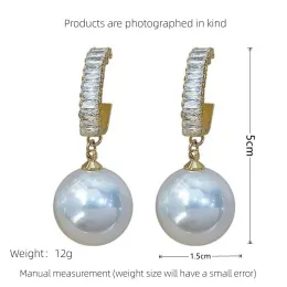 2pcs Brincos de cor dourada de cor de luxo feminino Luxo Cool de estilo com diamantes jóias de pérolas falsas drapeadas