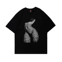 メンズTシャツピュアコットンスパイシーガールセクシーな黒と白のストライプ女性プリント半袖トップメスアメリカンレトロストリート半袖J240409