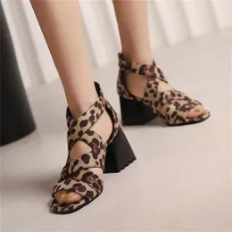 Sandálias de camurça da moda feminina Leopard couro estampado com padrão de cobra escavado com cinta transversal de peixe de salto alto grosso de salto alto zíper