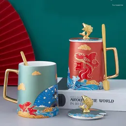 Kupalar Çin tarzı sazan seramikleri kupa büyük kapasiteli ofis kahve süt çay bardağı kapaklı kaşık yaratıcı buzlu hediyeler içecek eşyaları