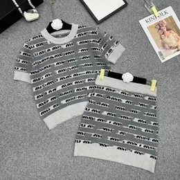 Женское письмо DeSinger Жаккард O-вырезок с коротким рукавом вязаный топ свитер и юбку Twinset 2 PC Dress Comse