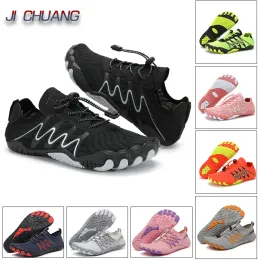 Five Fingers Water Shoes Water Shoes Aqua Sapatos Verão Breathable Praia Rápida Sapatos de água de secagem homens Anti Slip Surf Frete grátis