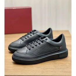Top -Design Miky Man Sneakers Schuhe weiße schwarze blaue Ledertrainer berühmte Marken Körnig Leder Skateboard Herren heben lässig zu Walkbox