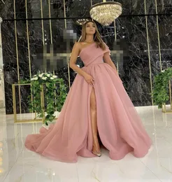 Eleganta kvällsklänningar 2022 med Dubai Formella klänningar Party Prom Dress Arabic Middle East One Shoulder High Split Organza1768055