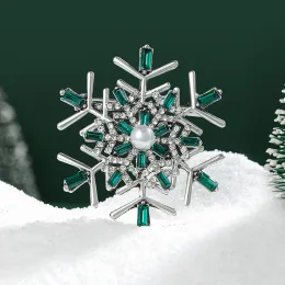 Trendy Weihnachten Schneeflocken Broschen Unisex 2-Farben farbig Strasspartei Casual Pins Urlaub Schmuckzubehör Geschenke