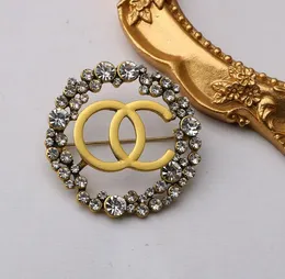 20Color 18K Gold Plated Letters Brosches Small Sweet Wind Women Luxury Brand Designer Crystal Rhinestone Pearl Pins Metal Smycken Tillbehör