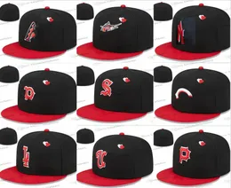 2024 Erkek Kalpler Beyzbol Fitt Hat Gorras Bones P Full Kapalı Kapaklar Klasik Sports Tüm Takım Vintage New York Black Red Brim Kalp Boyutu 7- Boyut 8