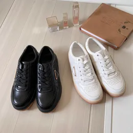 2024 Klassische Designerschuhe Frauen Sneaker Flat Casual Schuhe Schwarz weißer Sport Mode-Schnür-Bahn-Trainer in der Innenstadt von Nappa Leder Sneaker