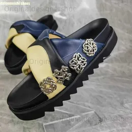 Hausschuhe 2024 Neue Mode Frauen Pantoffeln gemischte Farbe Kreuzgurt Offener Zi -Schlupf auf Sommersandalen Plattform Seiten Metallschnalle Casual Slide T240409