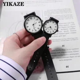 Armbanduhren Yikaze Frauen Armbanduhr einfache schwarze weiße Frauen Quarz Watch Silikongurt große Zifferblattfrau Minimalistische Design