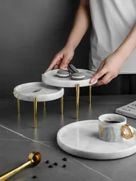 Dekorativa figurer 2 Tier Naturliga marmorbrickor ger för gästfrihet Lyxig mottagningsbricka El Cake Stand Display med Golden Metal ben