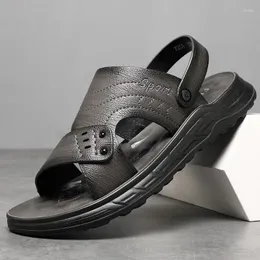 Sandalet Erkekler için Sıradan 2024 Yaz Süper Elyaf Deri Plaj Ayakkabıları Lateks Pedleri Dış Aşınma Kaymaz Orta Yaşlı