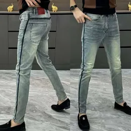 2024 Summer Nuovi jeans maschi di marca alla moda per pantaloni shuai pannelli giovanili pantaloni da uomo snello