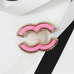 Spilla designer Pink Acrilico a doppia lettera rotonda perline rotonda spilla di fascia alta con altezza versatile per la festa dei giochi da regalo