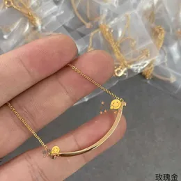 Klassiska designhalsband T Familjens leende halsband tjockt pläterat 18k guld glansig med full diamant leende ansikte hals kedja precision krage kedja med logotyp