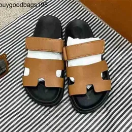 Chypres Sandals Kaptury Women Designer Sandał Paris Factory Outlet 2024 BEACH Classic Flat Summer Lady Skórzanie Flip Flip Flip Men W Have Logo 4yzl