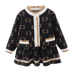 Ny barntröja Set Girls Fashion Letter Printing Söt stickad Cardigan kjol 2 stycken babykläder 1-7t höst och vinter