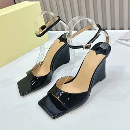 Sommer mit weiblichen Keilen der Top-Ebene Sandalen 2024 neuer Charme Bankett Square Heel Sandalen Mode vielseitige Patentleder Obere Frauenpumpen