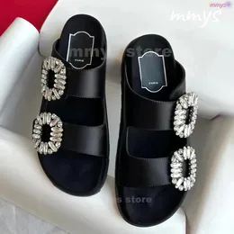 Nowe rogvier flash Diamond kapci RV Beach Sandał Sandał Luksusowy projektant Bugacle Womans Summer Slide platforma Bute Black White Flat Heel Gumowa sandale na zewnątrz