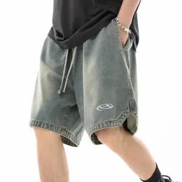 Männer Casual Shorts Saum mit dreieckigem Split -Design Denim Shorts Männlich neuer trendiger, gestickter lose Sommerhosen