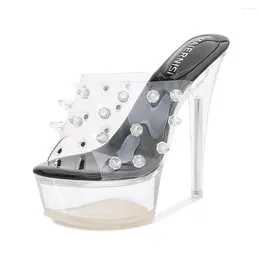 Sandaler Europeiska och amerikanska nattklubbbil Modell Catwalk Transparent Rivet Crystal Heel Platform High Slippers