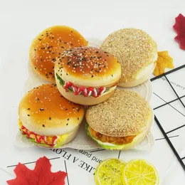 Simulazione di fiori decorativi Apertura di oggetti di sostegno di hamburger Visualizzazione alimentare finto mobile per modelli ristoranti dessert layout decorazioni di tiro