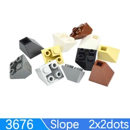 30st DIY Slope Building Blocks 3676 Tile Invertered 45 ° 2x2 Dubbel Bevelkonvexa tegelstenar Kompatibla utbildningstekniska barnleksaker