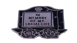 In memoria della mia vita sociale badge tombstone perno goth con teschi e rose umorismo oscuro introverso regalo perfetto1925732
