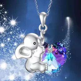 Colar de diamante da moda com elefante feminino segurando o coração em forma de coração pendente de animal colorido