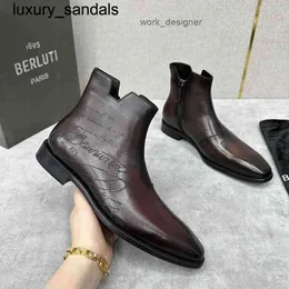 Berluti Business Leather Sapatos de couro Oxford Calfskin Made de alta qualidade Scritto estampado em inglês chelsea botas escovadas cavalheiros bootswq l4gg