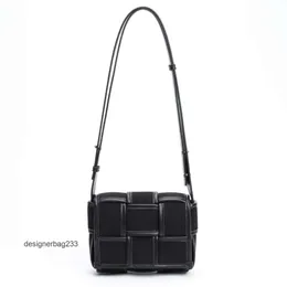 One Fashion White 2024 Black Cowhide Woven Bag Cassette Straded Bags 경사 디자이너 캔버스 Botteega Venata Sourly Lady Small Square Women I2MZ