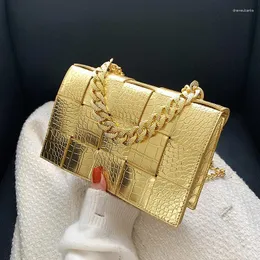 Bolsas de noite 2024 bolsa feminina com alça de ombro trança de luxo pequena bolsa quadrada simples moda vintage padrão metal cadeia
