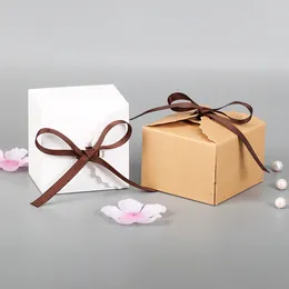 10pcs Hochzeitsfeier Gunst Schmuck/Pralinen/kleine Kuchen/Geschenke/Süßigkeitenschachteln mit Seil Frohe Weihnachtsgeschenke Square Kraftpapier