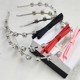 2024 Neue Hot M Marke Schöne Bogenknoten Designer Stirnband Haare für Frauen Mädchen Süßes Bogenknoten -Knoten Schmetterling Kristall CZ Zirkon hohlen Haarschlüssel -Clips Accessoires