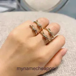 Toppkvalitetsdesignringar för kvinnor Tifancy High Version V Gold Twist Ring for Women 18K Rose Gold Knot Diamond Set Personlig fjäril Knut reppar Ring Original