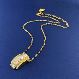 Strängsdesigner F Fan Family Medusa Head Necklace Hip Hop Personlig Square Size Diamond Trendy Pendant Collar Chain för män och kvinnor 6V96
